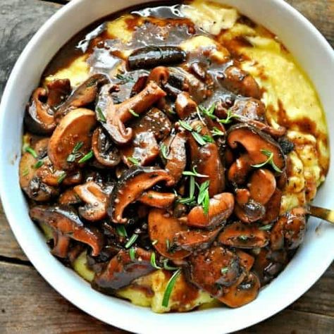 Vegan Creamy Polenta and Red Wine Mushrooms - Rabbit and Wolves Red Wine Mushrooms, Wine Mushrooms, Mushroom Ragout, Mushroom Ragu, Polenta Recipes, Creamy Polenta, Wild Mushroom, Idee Pasto Sano, Mushroom Recipes