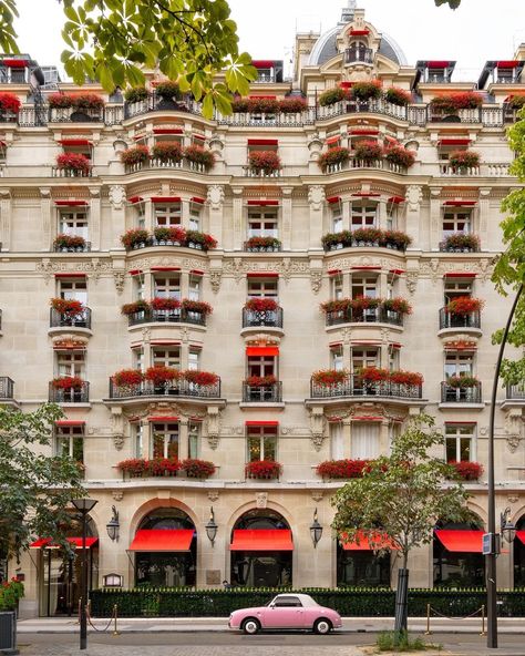 Hôtel Plaza Athénée (@plaza_athenee) • Instagram photos and videos Plaza Athenee, Plaza Hotel, The Plaza, Spring Outfit, Palace, Illustrations, Hotel, Instagram Photos, Photo And Video