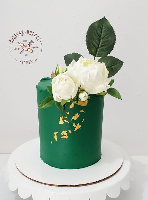 Green buttercream cake Green Color Cake Designs, Green And Gold Birthday Cake For Women, Green Elegant Cake, Green And White Cake Design, Emerald Green Cake Birthday, Green Birthday Cake For Women, Green Cake Ideas Simple, Green Cake Design Simple, Green Colour Cake