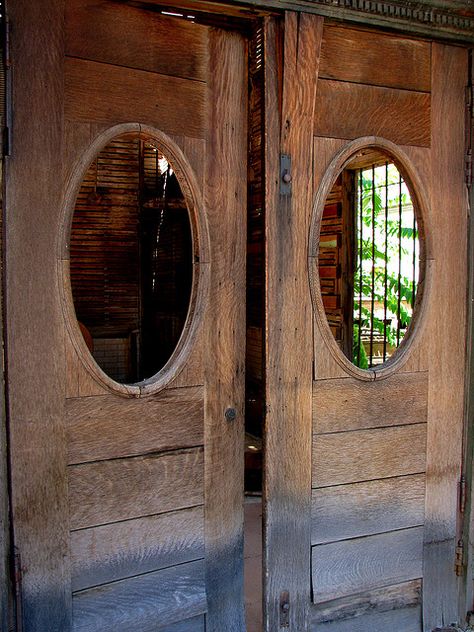 antque swinging door | Old Swinging Doors | Flickr - Photo Sharing! Swinging Kitchen Door, Swinging Doors Kitchen, Salon Doors, Butler Pantry Ideas, Bar Doors, Pocket Doors Bathroom, Door Curtains Kitchen, Brown Front Doors, Saloon Doors