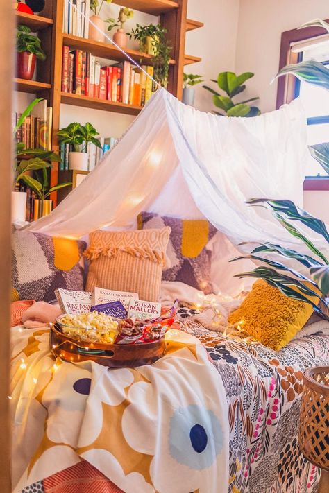 #AD: Celebrate #ChristmasinSummer by building the coziest pillow fort for adults! It's the perfect spot to escape into the BEST Christmas books from Harlequin. Click through to find out how to make a pillow fort at home! #ChristmasInSummerBBXX Dark Academia Room Decor Diy, Fort Bed, Bedroom Fort, Seattle Lifestyle, Indoor Forts, Bed Fort, Cool Forts, Sleepover Room, Dark Academia Room