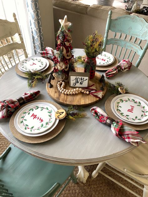 How to put together an easy Christmas table setting building layers and adding greenery and personal touches Christmas Table Settings Rustic, Round Table Settings, Christmas Dinner Table Settings, Advent Calendar Diy, Easy Table, Christmas Dining Table, Christmas Decorations Cheap, Christmas Dinner Table, Christmas Fireplace Decor