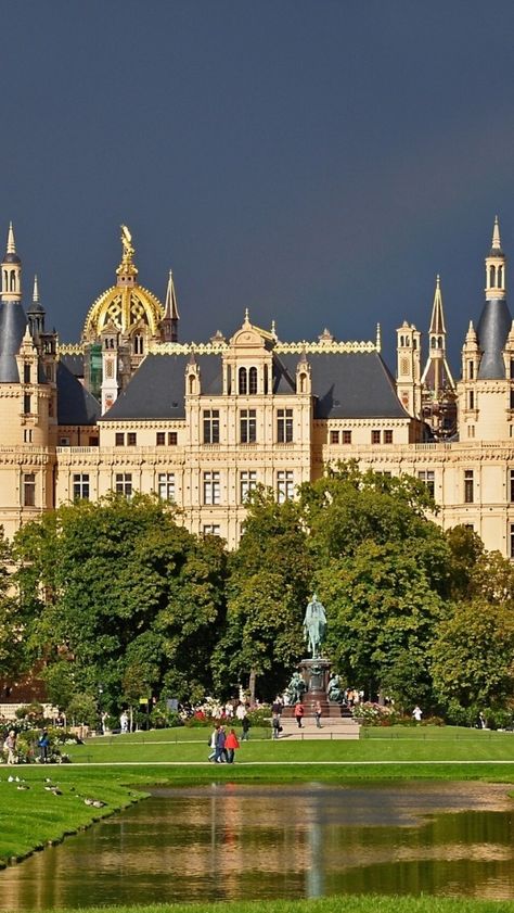 Schwerin Castle, Germany Architectural Buildings, Castle Germany, Castles Around The World, Castles Of The World, Famous Castles, Castle Mansion, Germany Castles, Chateau France, Castle Ruins