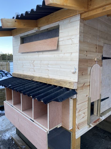 East clean nesting boxes (now lined with waterproofing material). Includes airing panel How To Build Nesting Boxes For Chickens, Barnyard Chickens, Nesting Boxes Diy, Chicken Nesting Boxes, Backyard Chicken Coop Plans, Chicken Shack, Chicken Coup, Diy Chicken Coop Plans, Chicken Farming