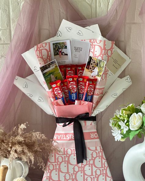 Bouquet Chocolate & Photos . . #bouquet #bouquetofflowers #chocolatebouquet #minibouquet #love #bestone #craft Photos Bouquet, Anniversary Bouquet, Bouquet Chocolate, Chocolate Photos, Bridal Gift Wrapping Ideas, Chocolate Bouquet, Pink Bouquet, Bridal Gift, Wrapping Ideas