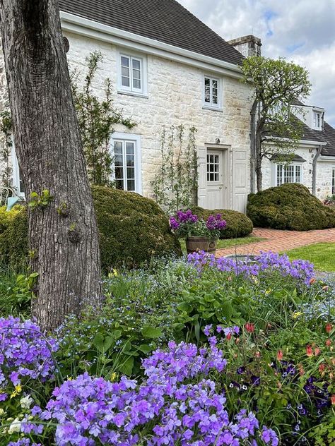 Sunday Smiles Joyful Spring - Decor To Adore Oak Spring Garden, Bunny Mellon Garden, Melon Garden, Bunny Mellon, Exterior Garden, Creeping Phlox, Tree Tunnel, British Colonial Style, Stone Path