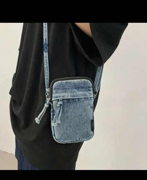 Upcycle Bag, Diy Jeans Bag Tutorial, Jeans Bag Tutorial, Celtic Sleeve Tattoos, Diy Jean Bag, Refashion Jeans, Sling Bag Pattern, Diy Bags Jeans, Jeans Recycling