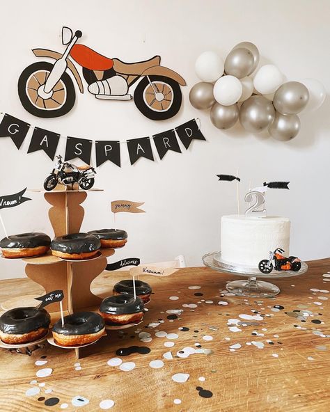 Décoration fête d’anniversaire enfant sur le thème Moto Moto Birthday Party, Motorcycle Party Ideas Kids, Motorcycle First Birthday Party, Motorcycle Themed Birthday Party, Birthday Motorcycle, Motorcycle Birthday Parties, Motorcycle Party, Biker Party, Motorcycle Birthday