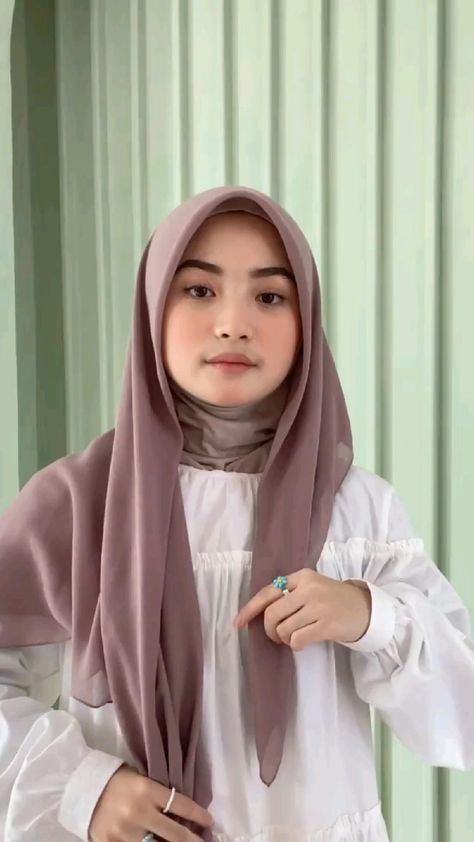 Style Kondangan Hijab, Square Hijab Tutorial, Tiktok Affiliate, Outfit Tutorial, Bella Square, Square Hijab, Simple Hijab Tutorial, Style Tutorial, Simple Hijab