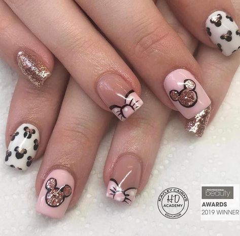 Gel Nails Disney Design, Short Disney Nail Designs, Disney Nails For Short Nails, Disney Animal Kingdom Nails, Minnie Mouse Nail Ideas, Nail Inspo Disney, Miki Nails, Pink Minnie Mouse Nails, Disney Birthday Nails Art Designs