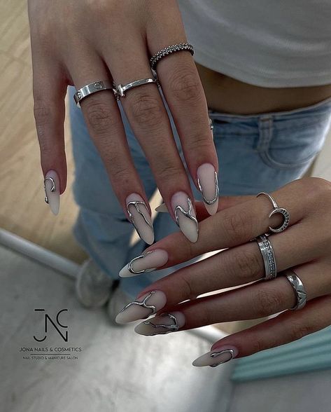 Nails Ideas 2024 Winter, Cool Silver Nails, Simple Silver Nail Designs, Street Style Nails Aesthetic, Chromakopia Nails, White With Chrome Nails, White And Chrome Nails, Silver Design Nails, Nails With Silver Design