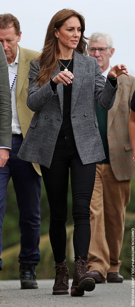 Kate Middleton Style Casual, Black Trouser Outfit, Kate Middleton Style Outfits, Chic Blazer, Trouser Outfits, Corporate Outfits, Checked Blazer, Prince William And Catherine, Catherine Middleton