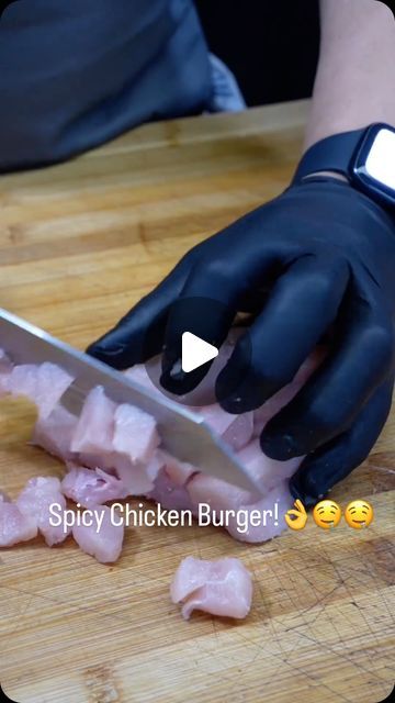 Spicy Chicken Burger, Burger Instagram, How To Make Burgers, Burger Chicken, Instagram Recipes, Baked Peach, Chicken Burger, Spicy Chicken, Chicken Burgers