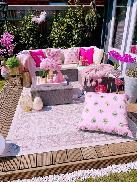 Pink Turf Balcony, Preppy Balcony, Girly Patio Ideas, Patio Pallet Ideas, Pink Patio Decor, Pink Outdoor Decor, Colorful Backyard Ideas, Pink House Decor, Pink Backyard