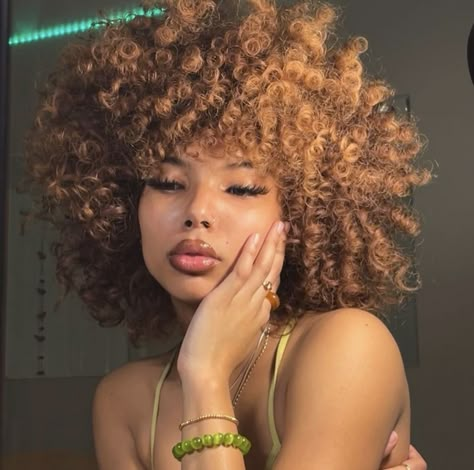 Curry Hair, Dyed Curly Hair, Highlights Curly Hair, Cute Curly Hairstyles, Colored Curly Hair, Dyed Natural Hair, Honey Blonde Hair, Beautiful Curly Hair, Curly Hair Styles Easy