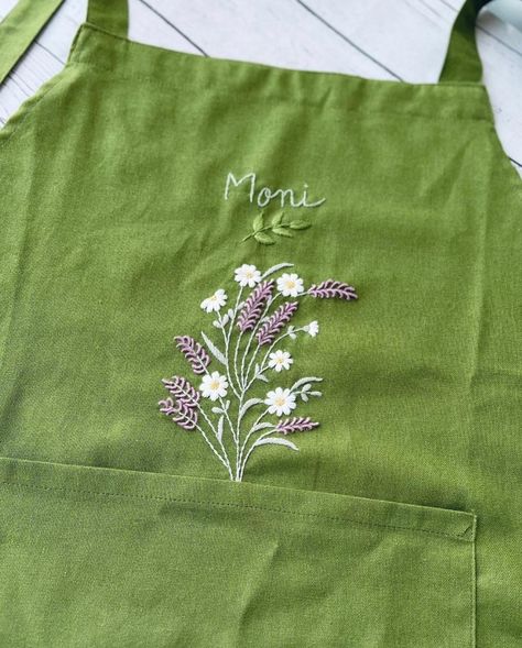 Embroidered Apron for Mum ☘️💚 #handmadeapron #flowerapron #embroideredapron Order on Stitcheryzone.com to save 20% OFF 🤙 Apron Embroidery Ideas, Embiordery Design, Apron Embroidery, Clothes Embroidery, Clothes Embroidery Diy, Handmade Aprons, Embroidered Apron, Embroidery Diy, Embroidery On Clothes