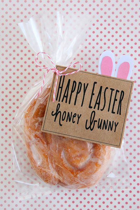 Adorable "honey bunny" Easter gift idea with a delicious honey bun. #Easter #ideas #gift Easter Goodies, Cross Art, Honey Bunny, Spring Holidays, Easter Time, Easter Activities, Bunny Easter, Hoppy Easter, Easter Celebration