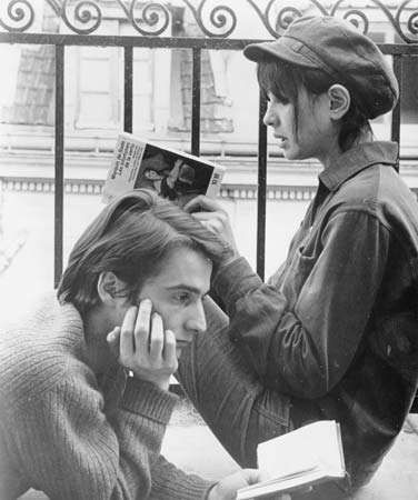 Jean-Pierre Léaud and Anne Wiazemsky in La Chinoise (1967), directed by Jean-Luc Godard. Anne Wiazemsky, Jean Pierre Leaud, Gena Rowlands, Francois Truffaut, People Reading, French New Wave, Faye Dunaway, Jean Luc Godard, Septième Art