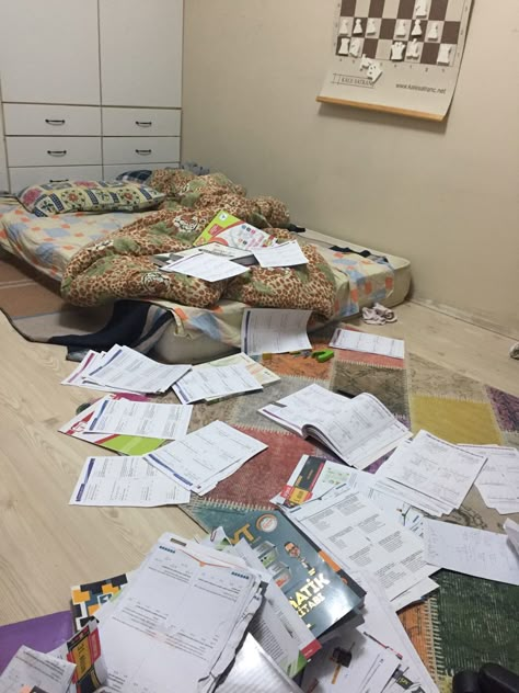 Messy Room With Books, Floor Study Space, Messy Studying, Toxic Study, Romanticize Studying, Romanticizing Studying, Academic Comeback, Go Study, High Achiever