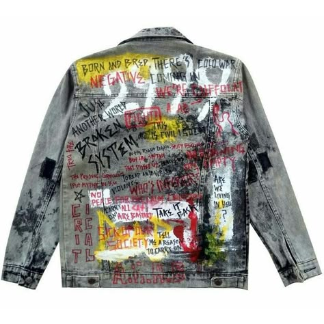 Hand-painted jeans jacket with rock band! Denim jacket manual drawing. Can be made for order with this or other pictures Artwork completion usually takes up to 1-2 weeks. We will go through several rounds of artwork until you are happy with the design Details - unisex fit - 100% denim - see photos for size guide WASH & CARE Each jacket is handmade with care, so please treat it as so! Best to spot clean or dry clean - please ask dry cleaners to clean around painted area. Please contact me about y Custom Levis, Aesthetic Jacket, Jean Jacket Design, Jean Jacket Diy, Grunge Jacket, Rock Clothing, Diy Denim Jacket, Painted Clothes Diy, Skater Outfits