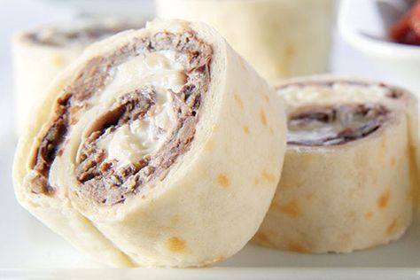 Black Bean Pinwheels - My Food and Family Bean Pinwheels, Tortilla Pinwheels, Pinwheels Recipe, Philadelphia Recipes, Tortilla Rolls, Festive Appetizers, Pinwheel Recipes, Sour Cream And Onion, Kraft Recipes