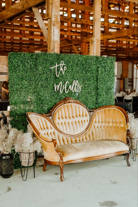 Vintage Couch Backdrop, Photobooth Greenery Backdrop, Loveseat Wedding Photos, Spring Wedding Backdrop, Greenery Wall Wedding, Wedding Photo Area, Wedding Stations, Church Backdrop, Head Table Wedding Decorations