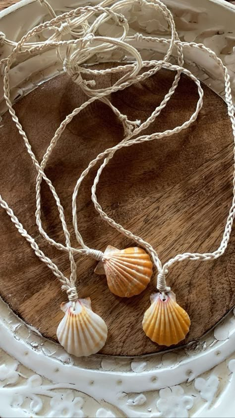 Necklace Diy Ideas, Seashell Necklace Diy, Shell Necklace Diy, Seashell Jewelry Diy, Seashell Necklaces, Sea Shells Diy, Necklaces Diy, Shells Diy, Beachy Jewelry