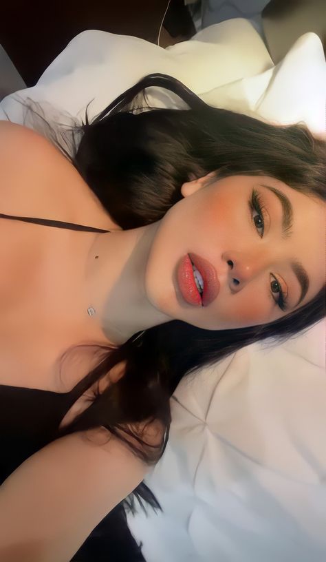 Yk2 Makeup Tutorial, Everyday Baddie Makeup, Cold Girl Aesthetic Makeup, Bad Girl Makeup Look, Cold Look Makeup, Maquillaje Baddie Girl, Baddie Makeup Aesthetic, Makeup Looks Latina, Bad Girl Makeup