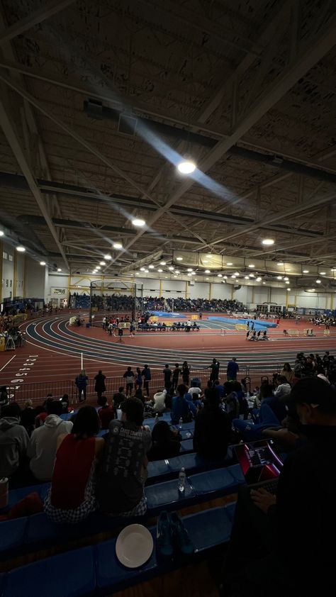 Cool Track Pictures, Indoor Track Aesthetic, Beginner Running Plan, Indoor Track And Field, Track Szn, Track Aesthetic, Track Season, Workout Journey, Beginner Running