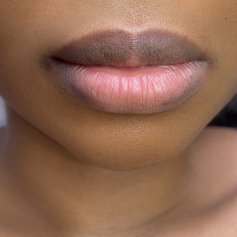 Two Toned Lips Natural, Black Women Lips, Dark Upper Lip, Two Tone Lips, Two Toned Lips, Lip Neutralization, Lip Lining, Brown Lips, Natural Pink Lips