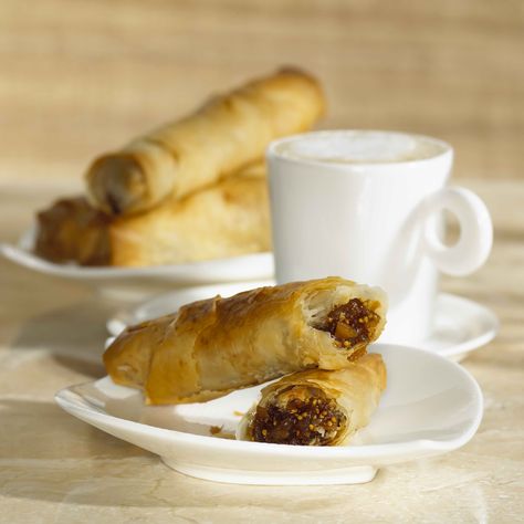 Fig Rolls Paul Hollywood, Almond Rolls Recipe, Almond Rolls, Fig Rolls, Fig Cake, Fig Recipes, Dessert Aux Fruits, Baked Treats, Phyllo Dough