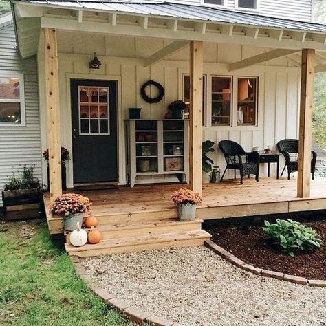 30 Great Rustic Decoration Ideas for Your Front Porch - Matchness.com Farmhouse Front Porches Decorations, Front Door Entrance Ideas, Small White House, Porch Kits, Wooden Patio, Front Porch Makeover, Building A Porch, Farmhouse Front Door, Summer Front Porches