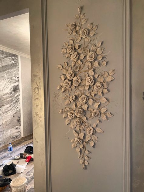 Relief Painting Designs, Classic House Interior Design, Classic Living Room Design, Sculpture Art Projects, Living Room Wall Designs, Pretty Furniture, Artwork Decor, House Interior Design Styles, Wedding Entrance Decor