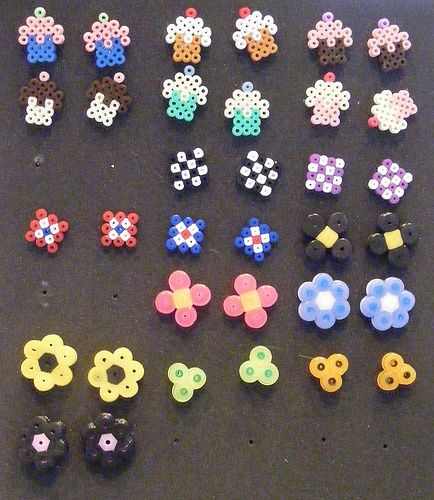 Tiny Hama Bead Designs, Perler Beads Simple, Perler Bead Charms, Hama Beads Flower, Hama Earrings, Tiny Perler Bead Patterns, Perler Bead Jewelry, Peter Beads, Hama Beads Jewelry