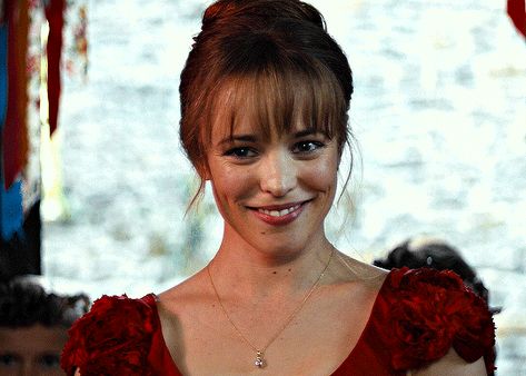 About Time Wedding Scene, Rachel Mcadams 90s, Rachel Mcadams Aesthetic, Rachel Mcadams Bangs, Rachel Mcadams Fringe, Rachel Mcadams Hair Bangs, Rachel Mcadams Notebook Hair, Rachel Mcadams Hair Wedding Crashers, Rachel Mcadams Passion