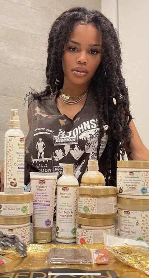 Teyana Taylor Dreads, Teyana Taylor Locs Style, Teyana Taylor Faux Locs, Faux Locs Vacation, Jumbo Goddess Locs, Jumbo Boho Locs, Teyana Taylor Locs, Jumbo Boho Twists, Jumbo Dreads