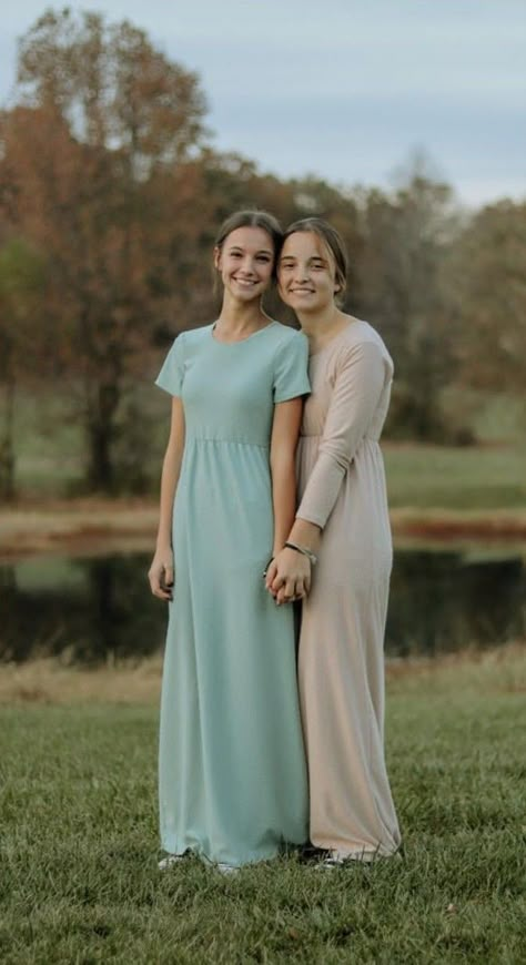 Modern Mennonite Fashion, Mennonite Hairstyles, Trad Wife Aesthetic, Amish Dress, Mennonite Dress, Everyday Mom Style, Modest Christian Clothing, Full Maxi Dress, Friends Photoshoot