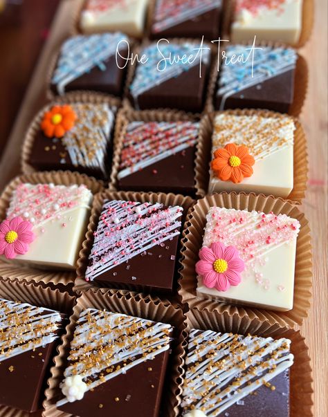 Mini Cake Squares, Mini Square Cakes Ideas, Mini Cakes Square, Mini Cake Slices, Decorated Brownies With Frosting, Chocolate Cake Slice Decoration, Brownie Serving Ideas, Chocolate Covered Brownies, Decorating Square Cakes