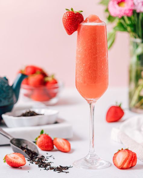 Bellini Cocktail Recipes, National Vodka Day, Bellini Recipe, Spring Drink, Mocktail Drinks, Berry Tea, Italian Soda, Ice Cream Floats, Cocktail And Mocktail