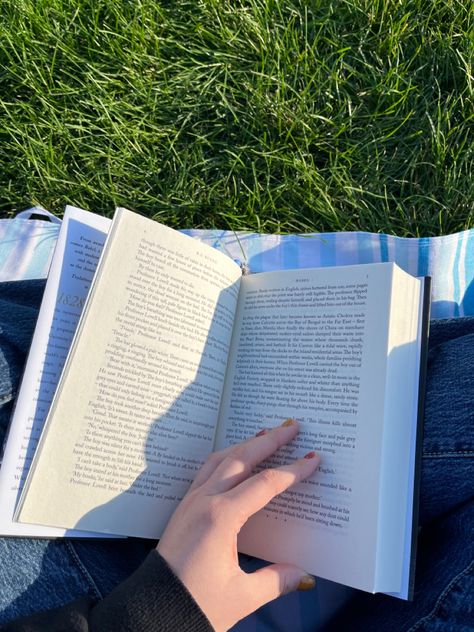 Reading On Grass Aesthetic, Book Outside Aesthetic, Reading Outside Aesthetic, Reading Outside, Read Aesthetic, Cottagecore Garden, Fall Outside, Aesthetic Reading, Garden Grass