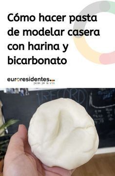 Receta casera para hacer pasta de modelar similar a la porcelana fría. Harina de maíz, bicarbonato y agua es todo lo que necesitas para hacer esta pasta de una textura similar a la plastilina o la porcelana fría pero mucha más económica. Una vez hecha la pasta la puedes teñir con colorante alimentario o con pinturas acrílicas. Es una masa que seca rápidamente y es perfecta para hacer manualidades. Pasta Para Modelar Ideas, Ideas Con Porcelana Fria, Cold Porcelain Tutorial, Polymer Clay Recipe, Mixed Media Crafts, Clay Food, Pasta Flexible, Craft Tutorial, Glue Crafts