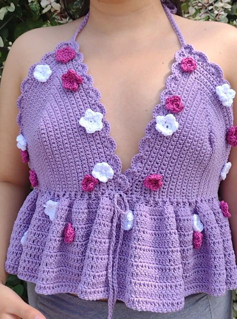 Top morado con flores Purple Crochet Top, Puff Flower Crochet Top, Spring Purple Crochet Tops, Crochet Halter Tops Flower, Purple Crochet Beach Top, Crochet Butterfly Top Pink, Tops A Crochet, Purple Summer Dress, Crochet Bralette