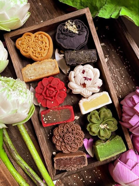 Mooncake Aesthetic, Chinese Moon Cake, Mooncake Recipe, Frappe Recipe, Dessert Photography, Chinese Dessert, Lunch Recipes Healthy, Asian Desserts, Mooncake