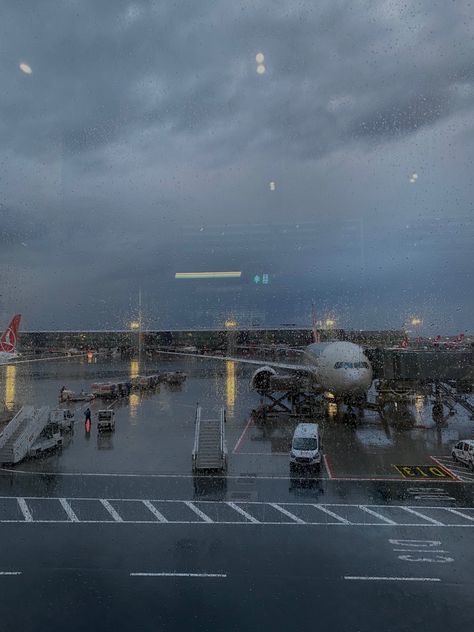 Rainy Airport Aesthetic, Airport Runway Aesthetic, Rainy Istanbul, Maria Core, Runway Aesthetic, Rainy Photos, Pilot Career, Travel Aesthetics, Plane Photos