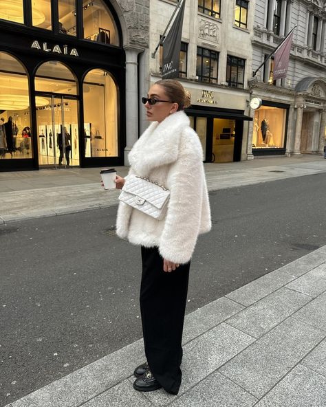 Cream Coat Outfit Winter Classy, Cream Fur Coat Outfit, Cream Coat Outfit Winter, Cream Coat Outfit, White Fur Coat Outfit, Cream Fur Coat, Winter Wonderland Outfit, Outfit Europe, White Fur Jacket