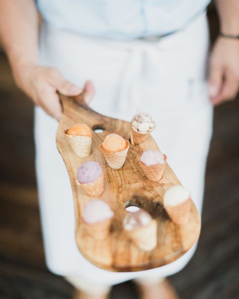 Mouthwatering Ways to Serve Ice Cream at Your Wedding Cone Desserts, Ice Cream Wedding, Cone Dessert, Cake Displays, Mini Ice Cream Cones, Mini Ice Cream, Ice Cream Bites, Ice Cream Cart, Root Beer Float