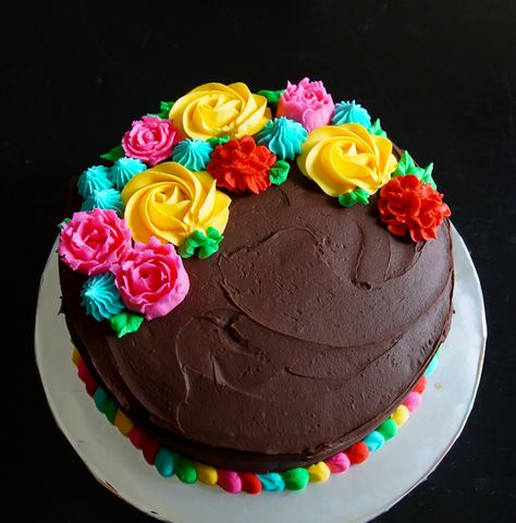 Cinco de Mayo Cake with bright buttercream flowers and a colorful border Mayo Cake, Cake Land, Fiesta Cake, Be On Time, Cake Piping, Fudge Frosting, Zucchini Cake, Easy Cake Decorating, Buttercream Flowers