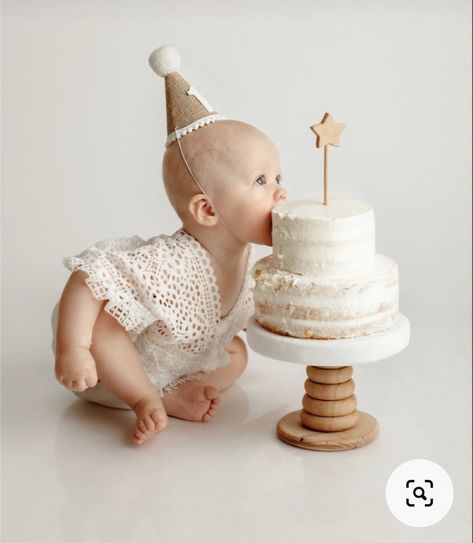 Simple 1st Birthday Photoshoot, 1st Photoshoot, Simple First Birthday, Desain Merek, Smash Photoshoot, Cake Photoshoot, Cake Smash Pictures, Baby Birthday Photoshoot, Baby Cake Smash