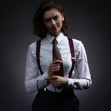 Woman In Suit, Women In Suits, Woman Suit Fashion, Human Poses Reference, Cooler Look, Human Poses, Pose Reference Photo, Pose References