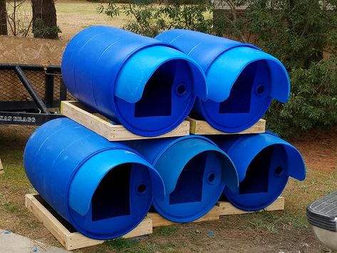 Barrel Dog House, Outside Cat House, Dog Boarding Kennels, Dog Kennel Designs, Dog Bedroom, Cats Outside, Cat Patio, Cat Hotel, Diy Dog Toys